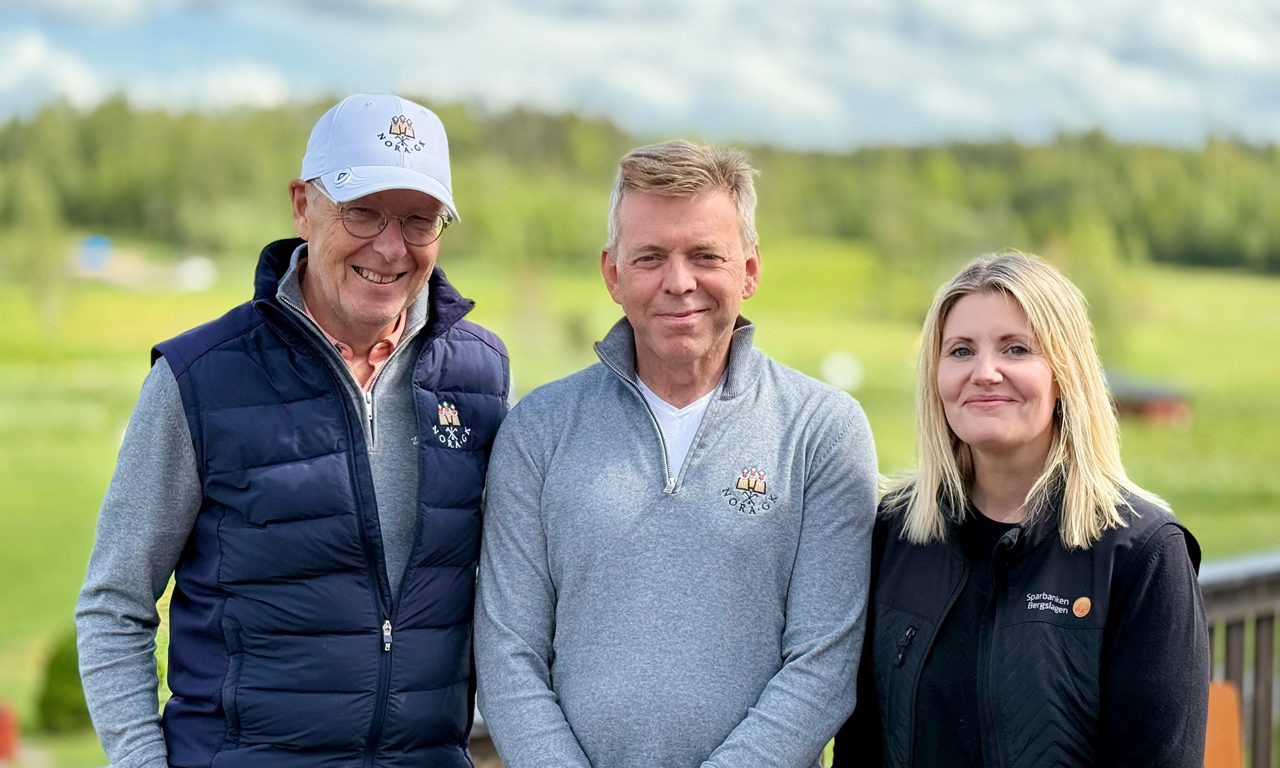 Bild på Bo Söderholm och Lars Oskarsson, Nora Golfklupp och Jenny Lingström, Sparbanken Bergslagen.