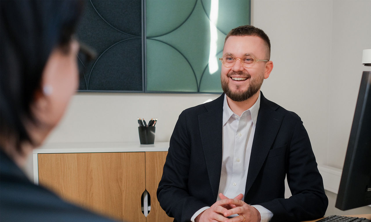 Private advisor has meeting with client