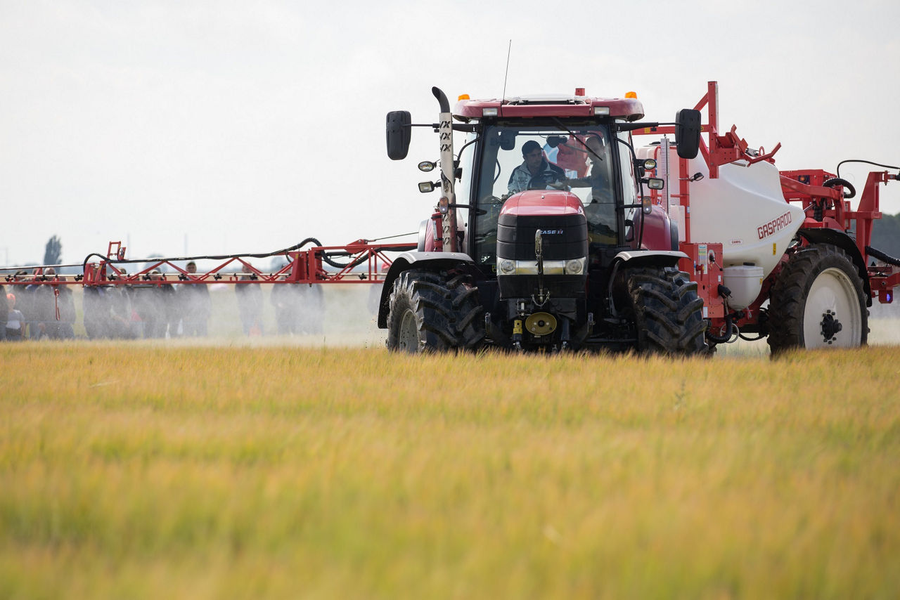 En traktor som kör på ett fält