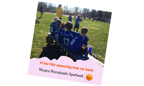 Barn som spelar fotboll