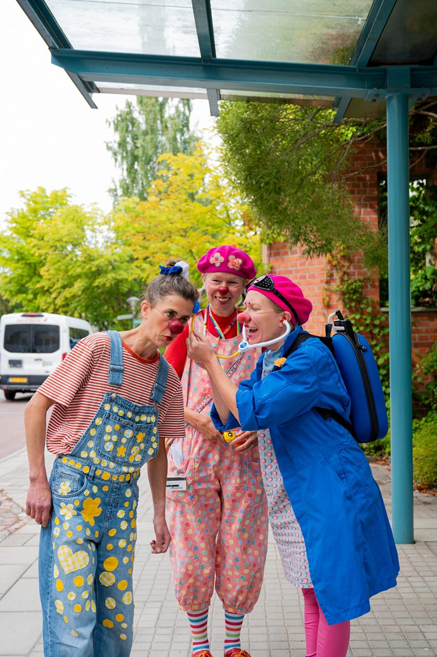 Tre clowner från Clownkåren i Dalarna leker och busar vid Falu Lasarett.
