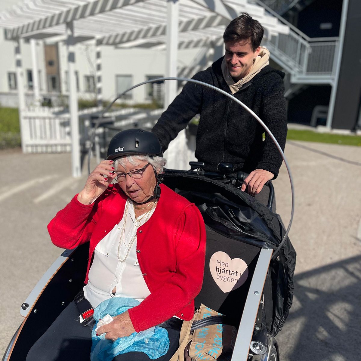 Jesper Gustavsson cyklar med en senior