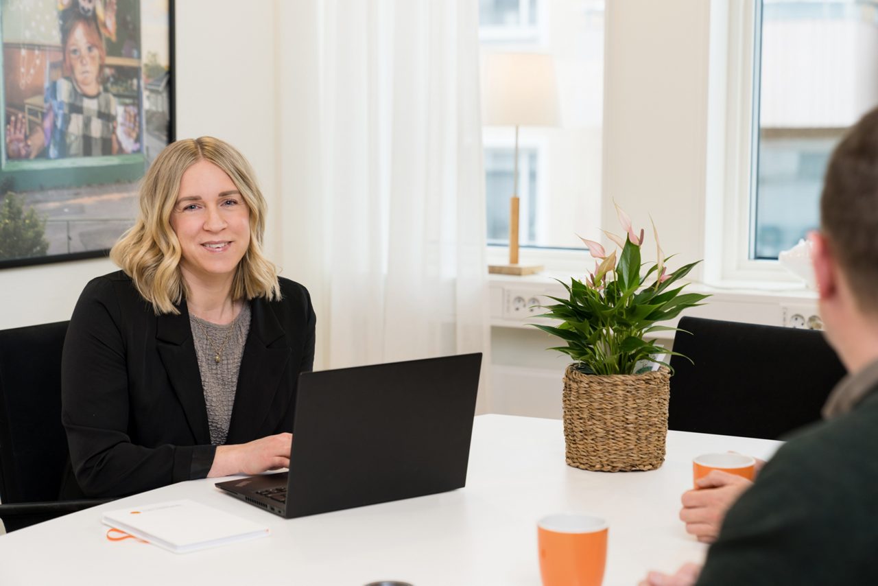 Företagsrådgivare Teresia har rådgivningsmöte med kund
