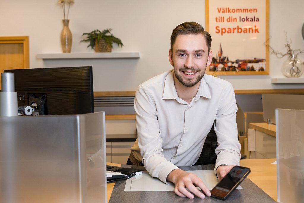 Servicerådgivare Oskar visar Sparbanksappen på mobiltelefon