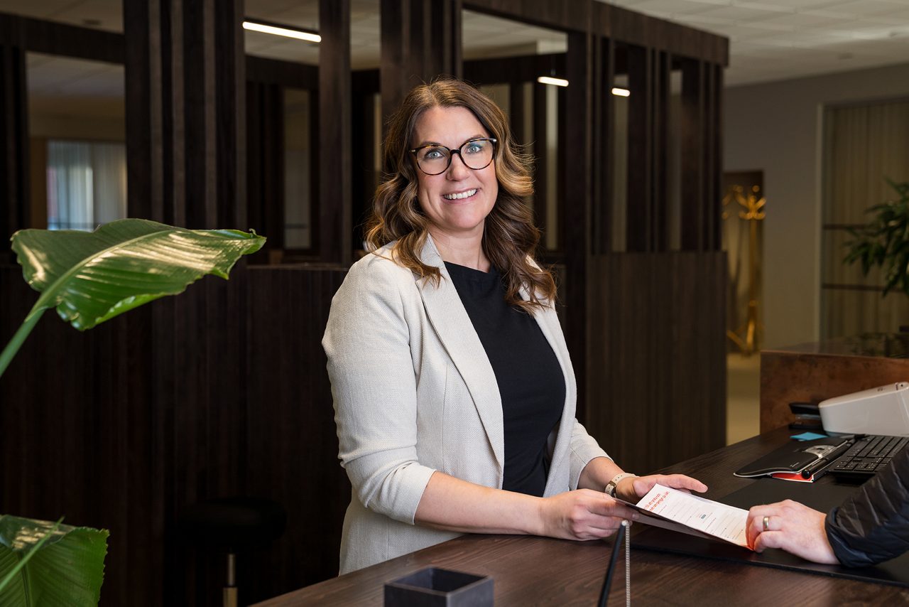 Servicerådgivare Lisa står vid kassan