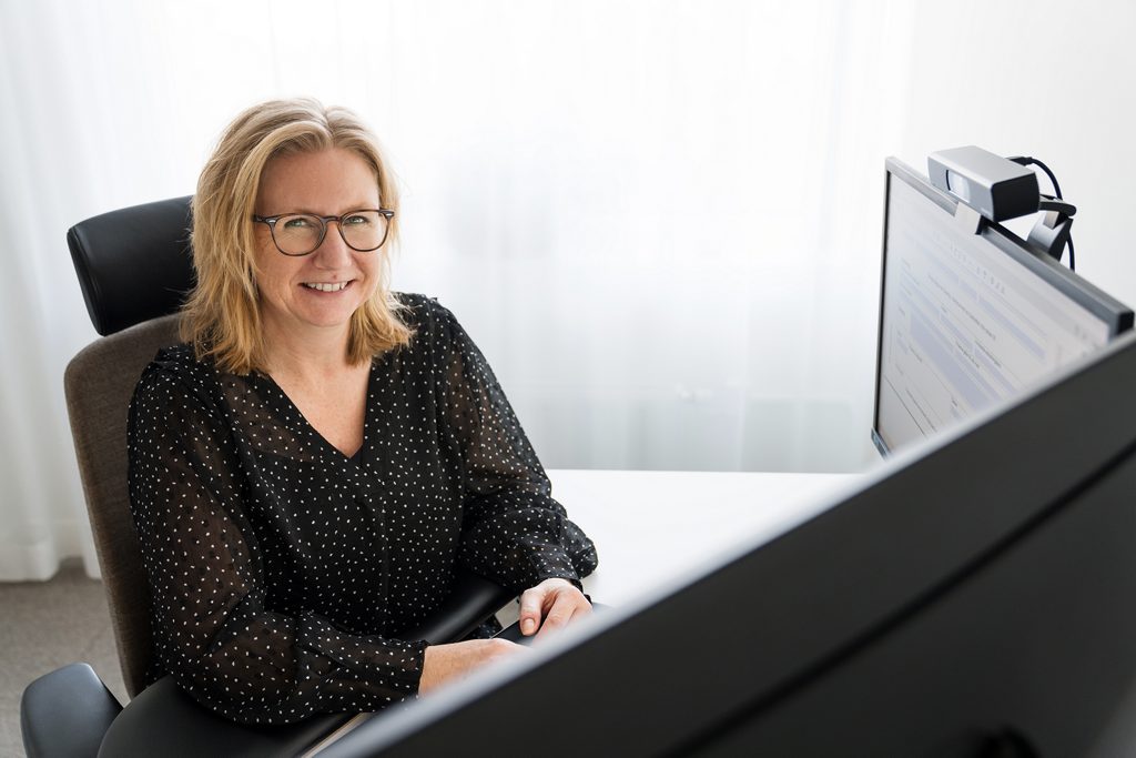 Företagsrådgivare Victoria sitter vid en dator och arbetar