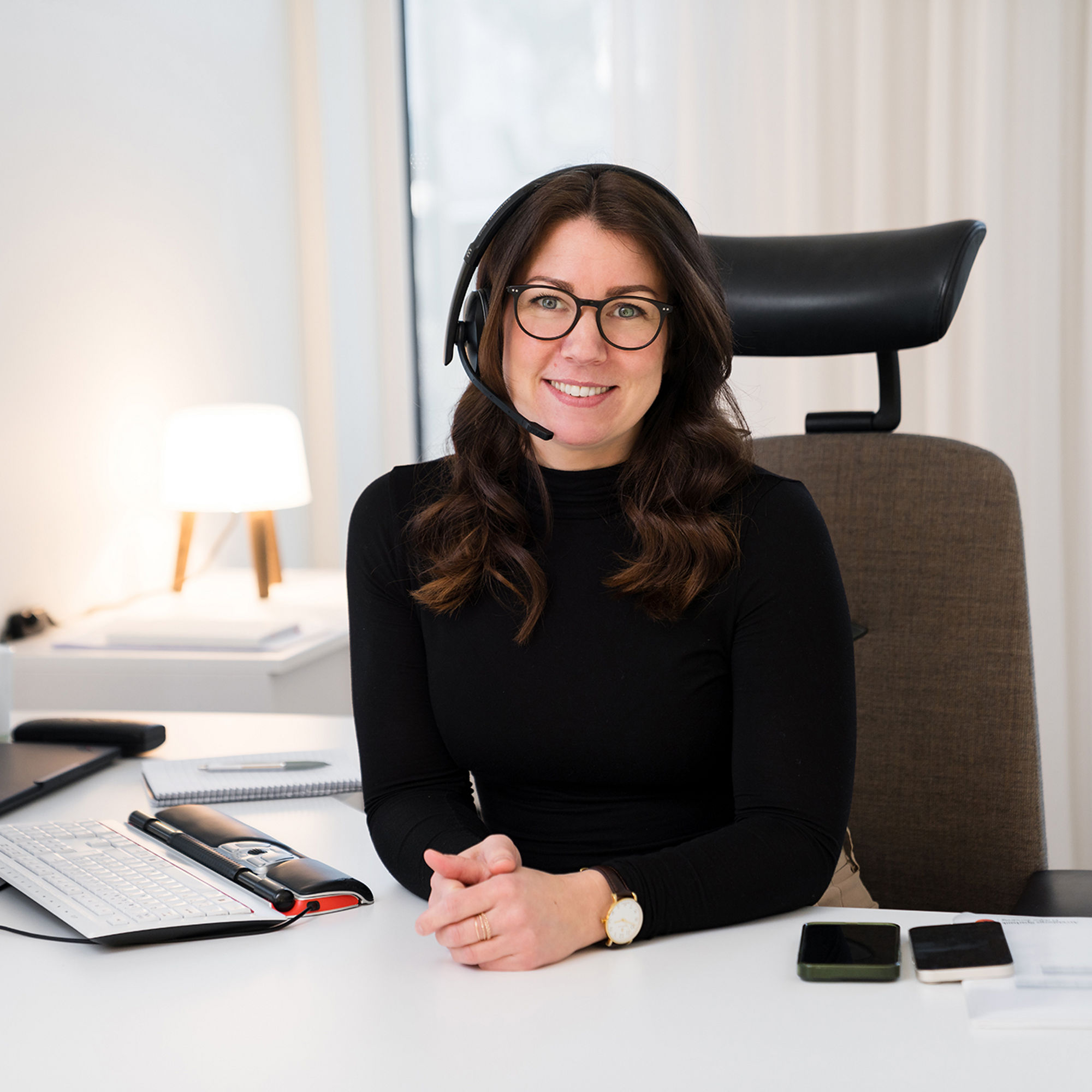 Privatrådgivare Emelie pratar i headset
