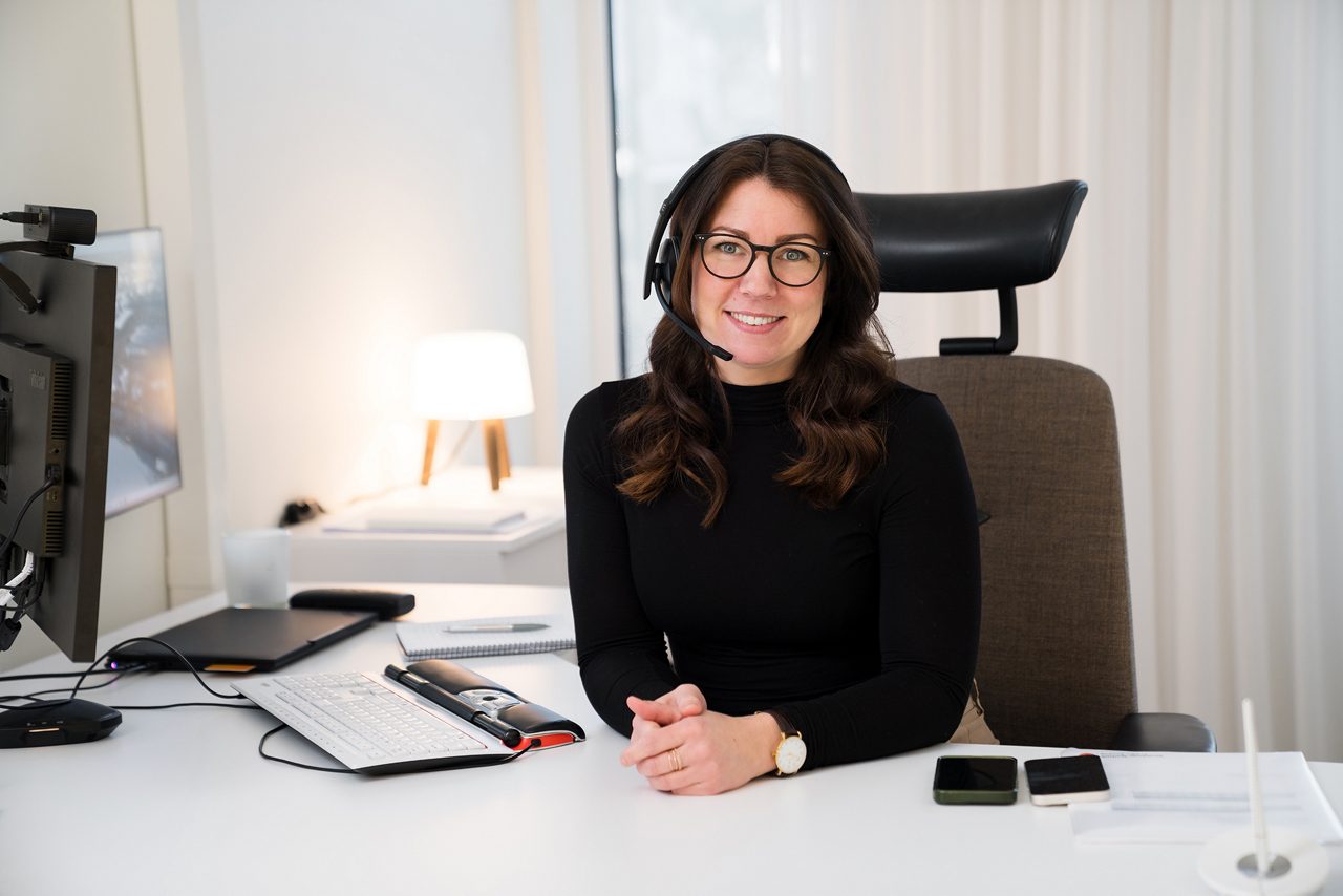 Privatrådgivare Emelie pratar i headset