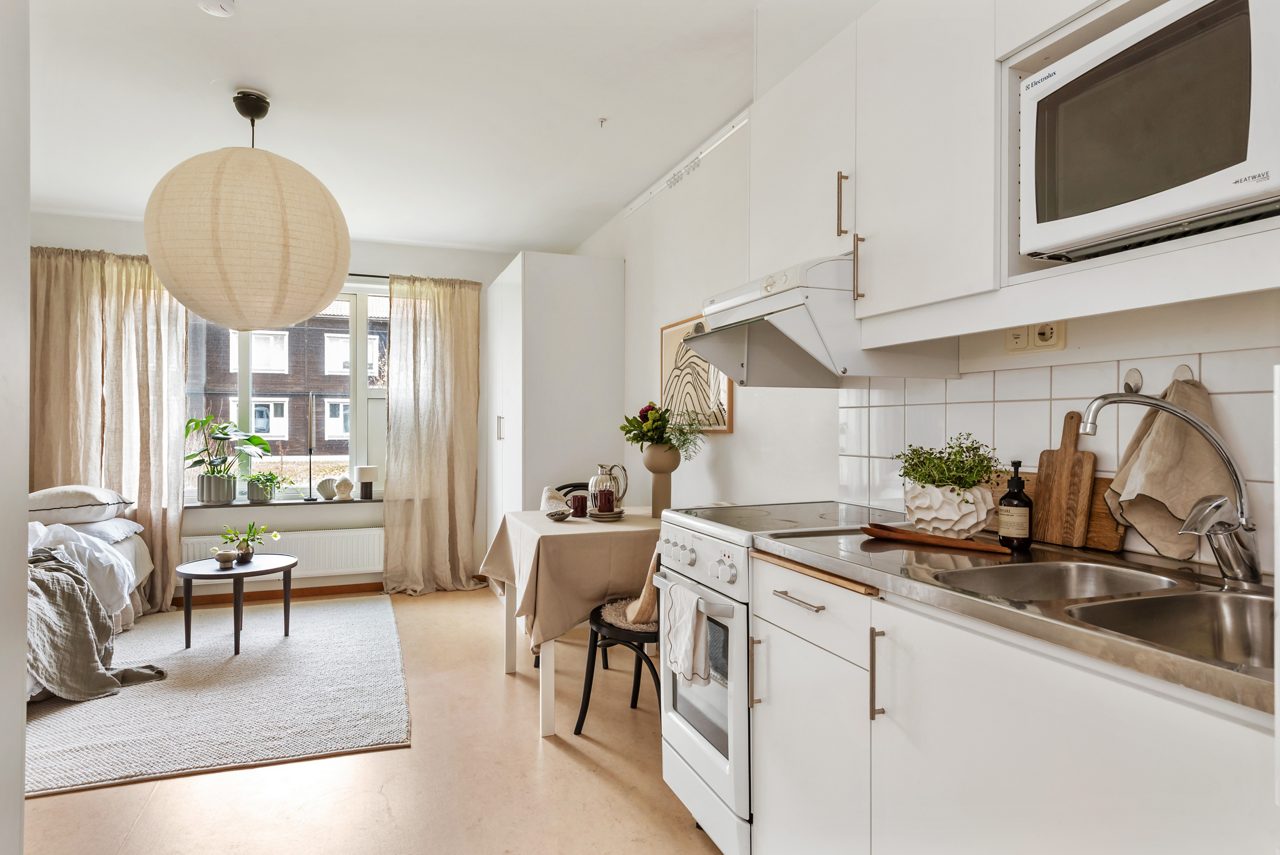 Bild på köksdelen i en ungdomslägenhet i Sparbankshuset på Campus Roslagen