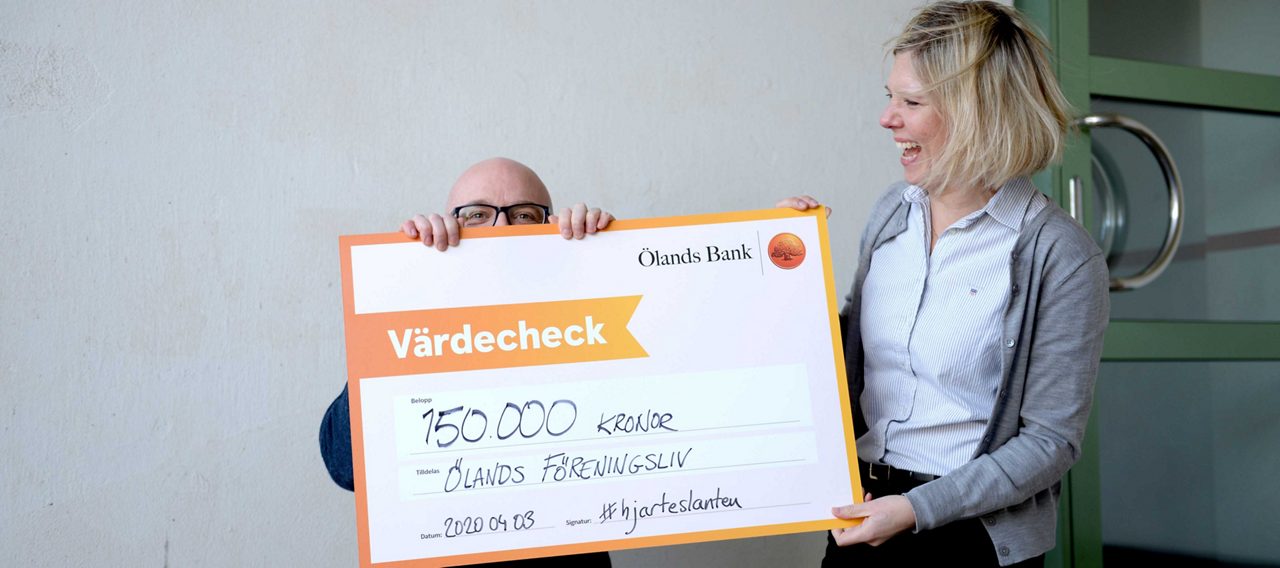 David och Anneli håller i en prischeck till föreningslivet