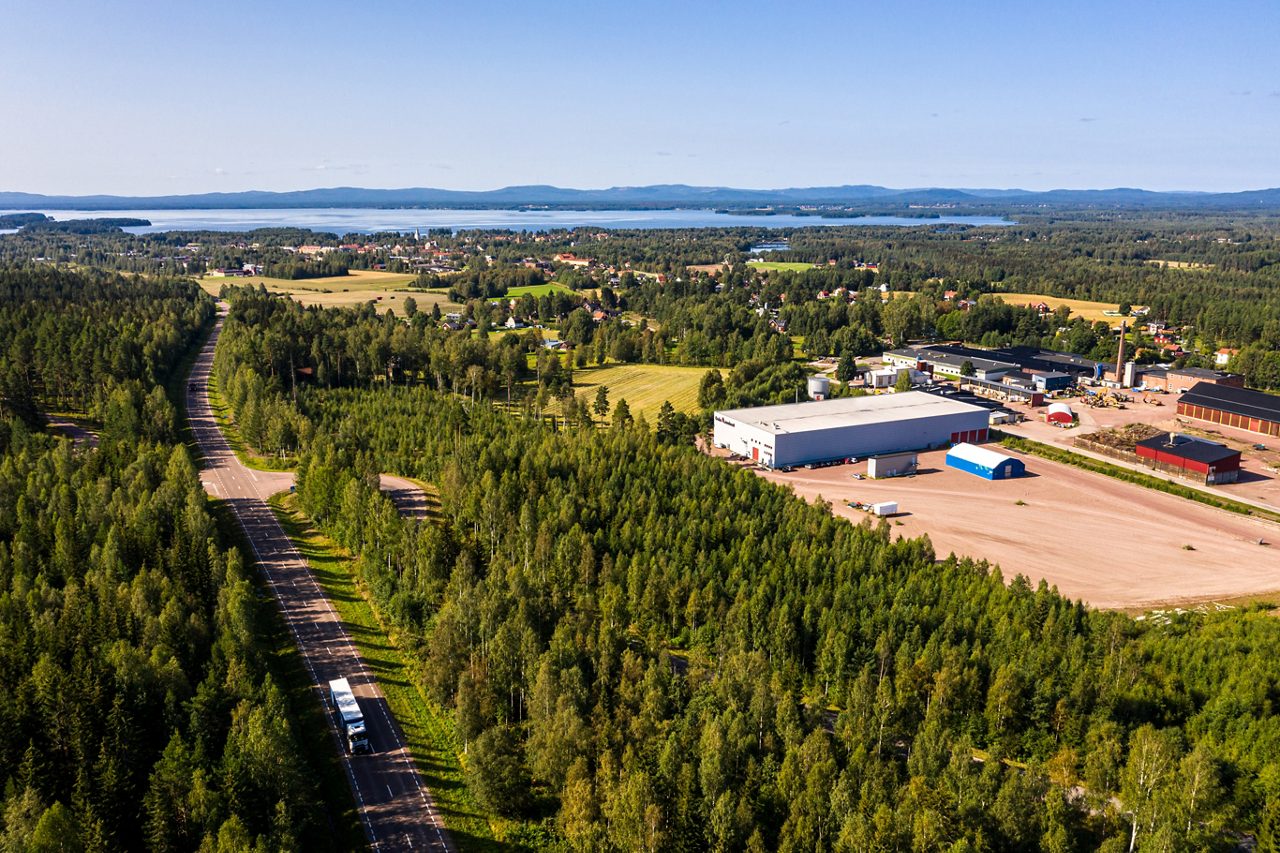 Verksamhet och personal på Dala Laminat i Orsa jobbar i fabriken.