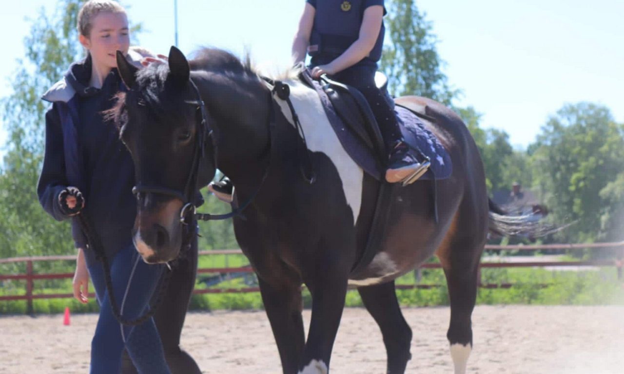 Litet barn som rider