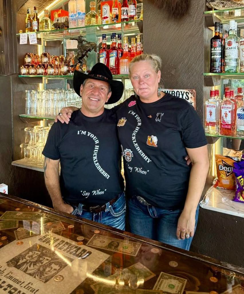 Sara och John Borrego på Doc Holliday Saloon i Lysekil