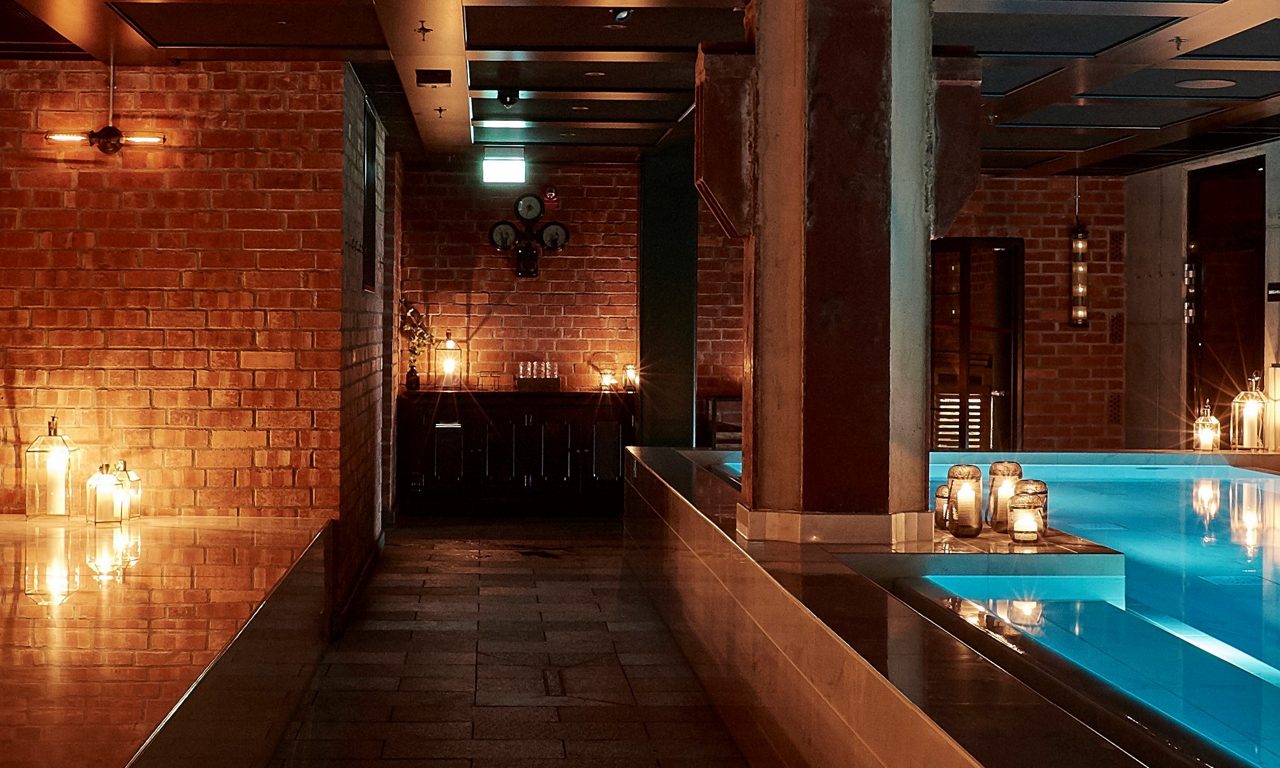 Spa med pool och dämpad belysning