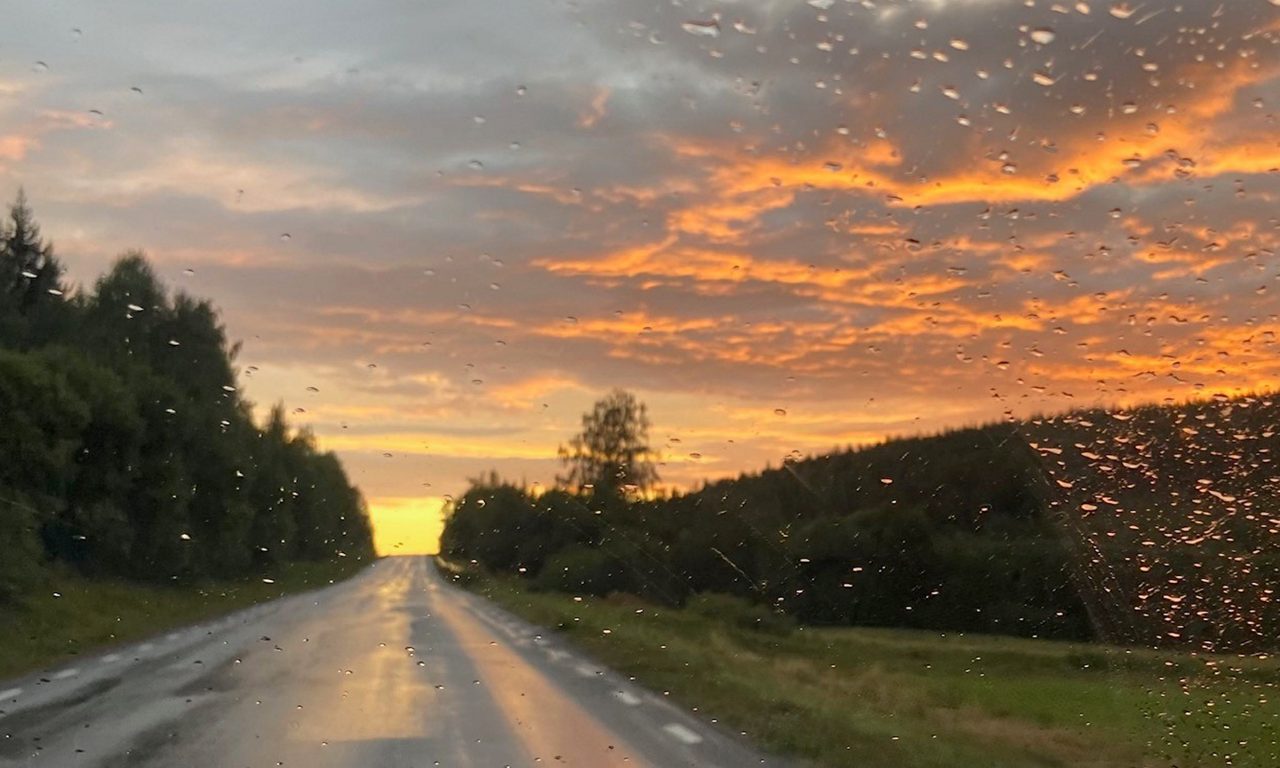 Solnedgång med dramatiska moln.