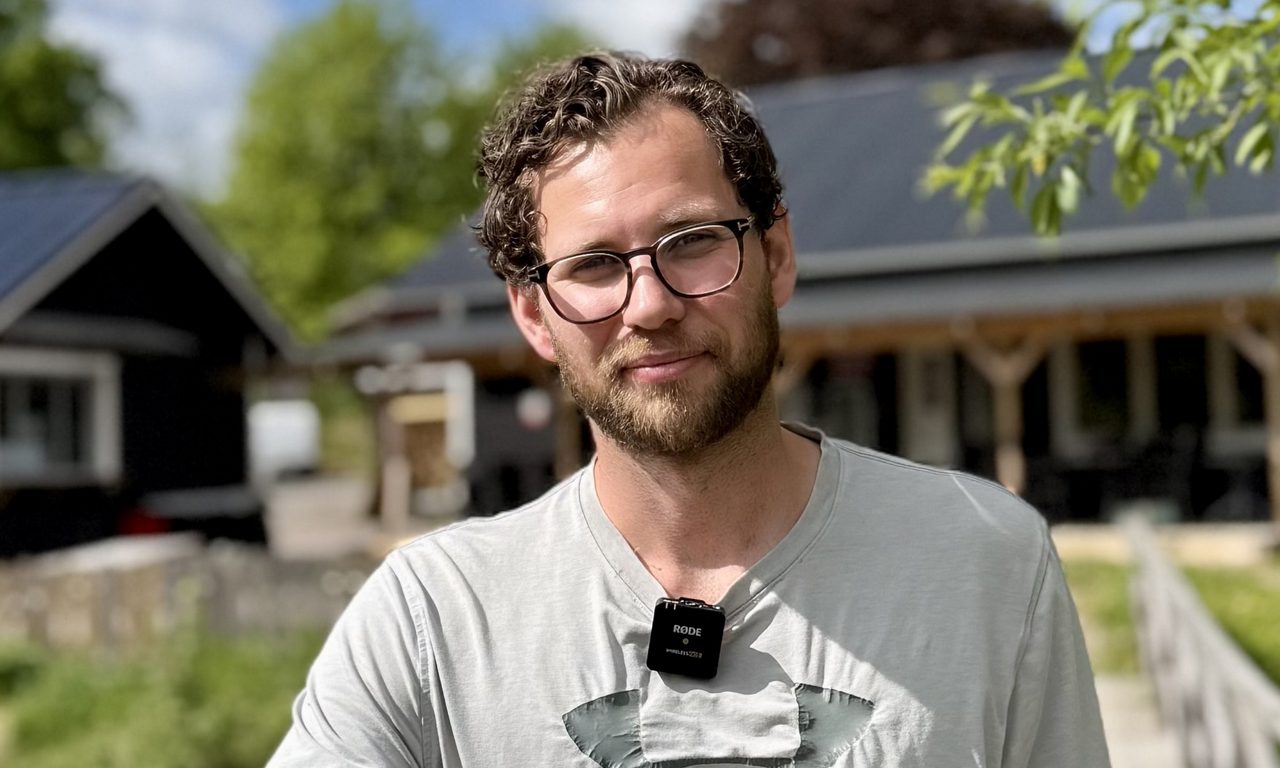 Porträttbild av Edvin Gustavsson i somrig utomhusmiljö