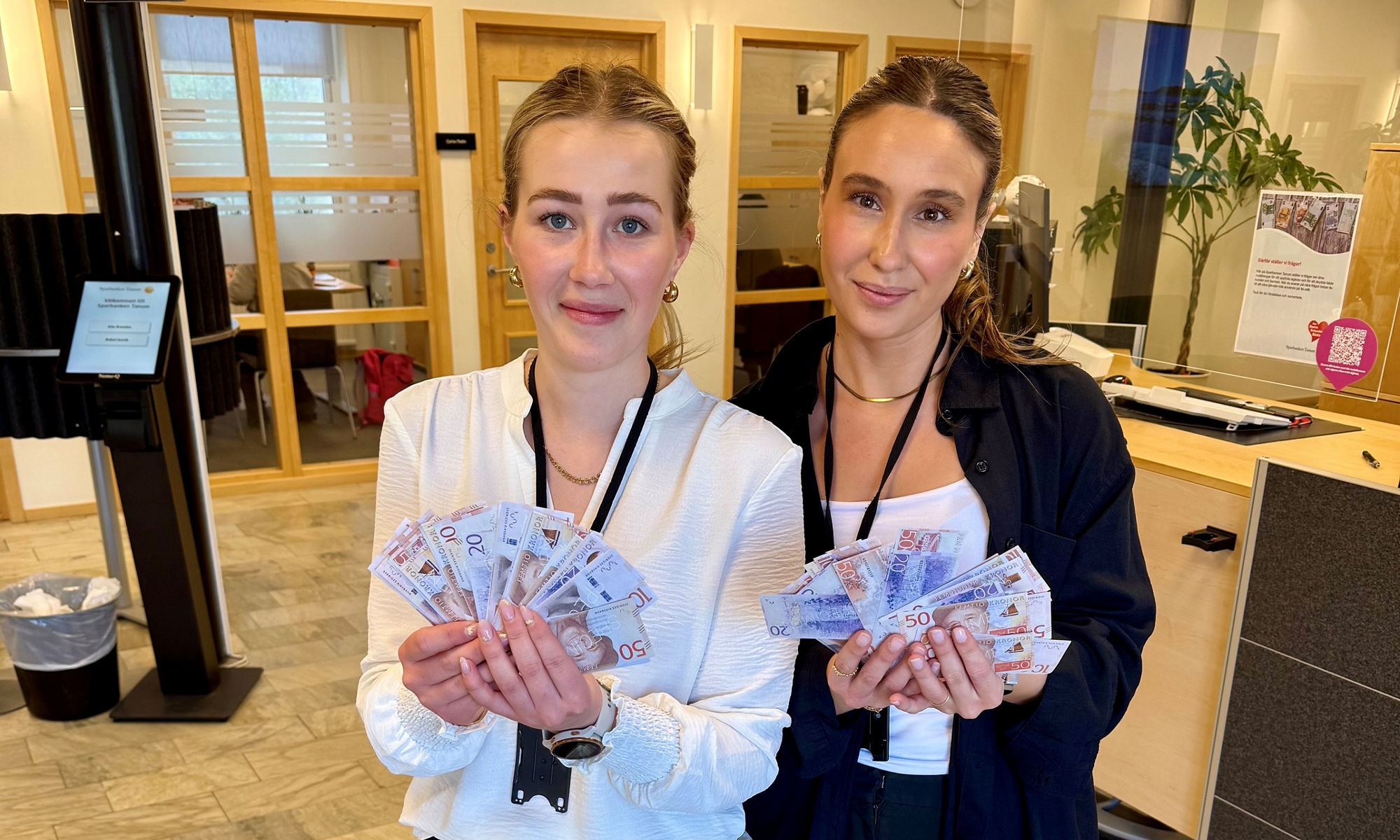 Elin Skoog och Ania Olsson på Sparbanken Tanum som håller upp några sedlar