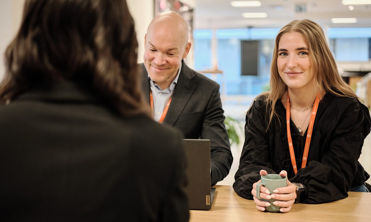 Leende kvinna som tittar mot kameran