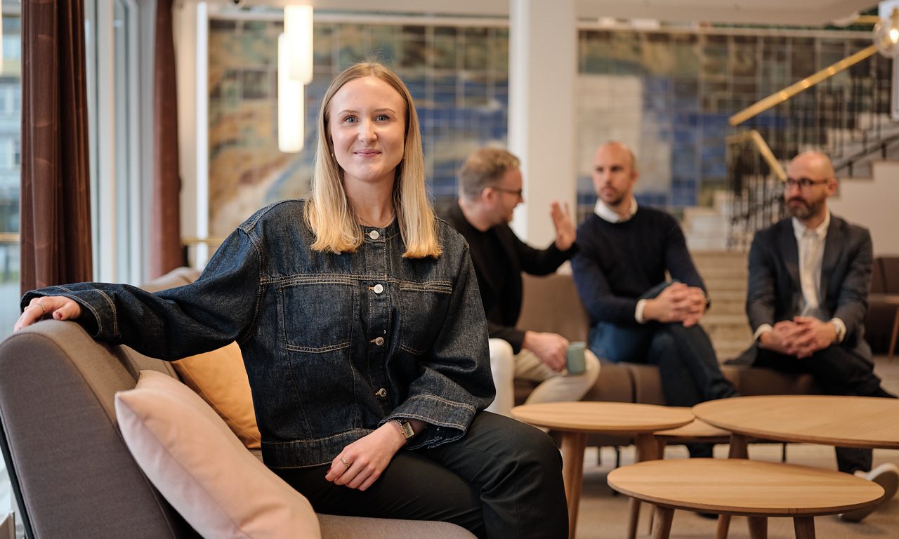 Leende kvinna som tittar in i kameran