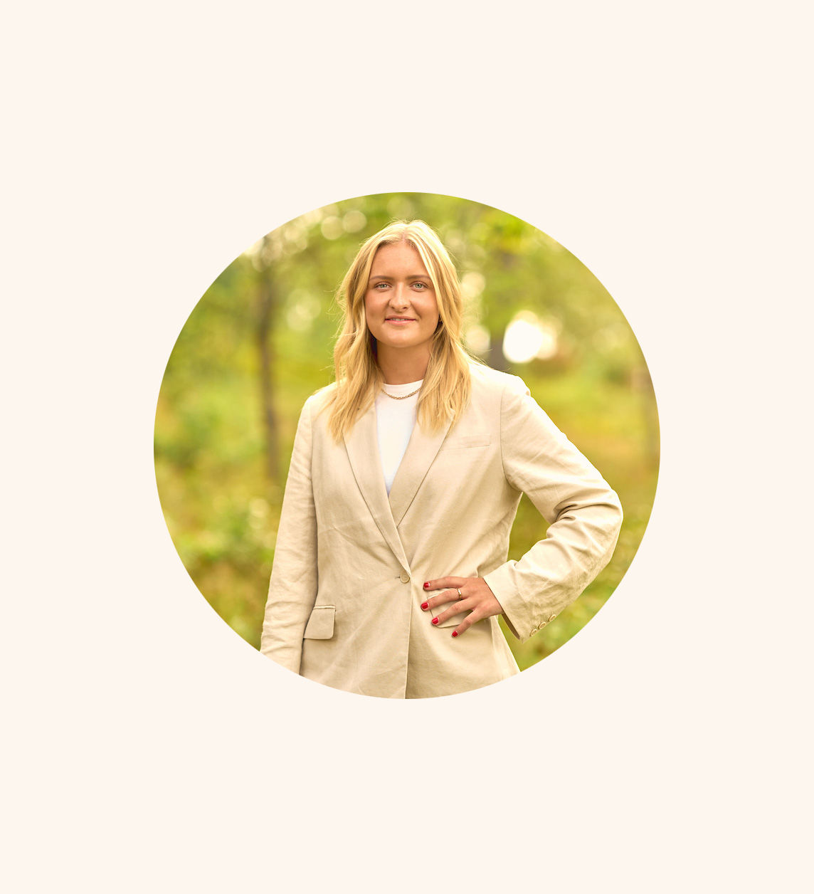 Rund bild på Ellen i utomhusmiljö