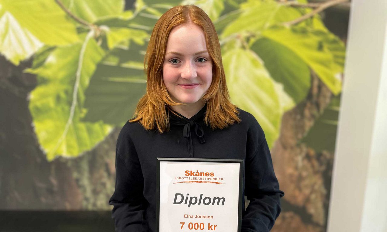 Elna Jönsson håller sitt stipendium Skånes Idrottsledarstipendier i händerna.