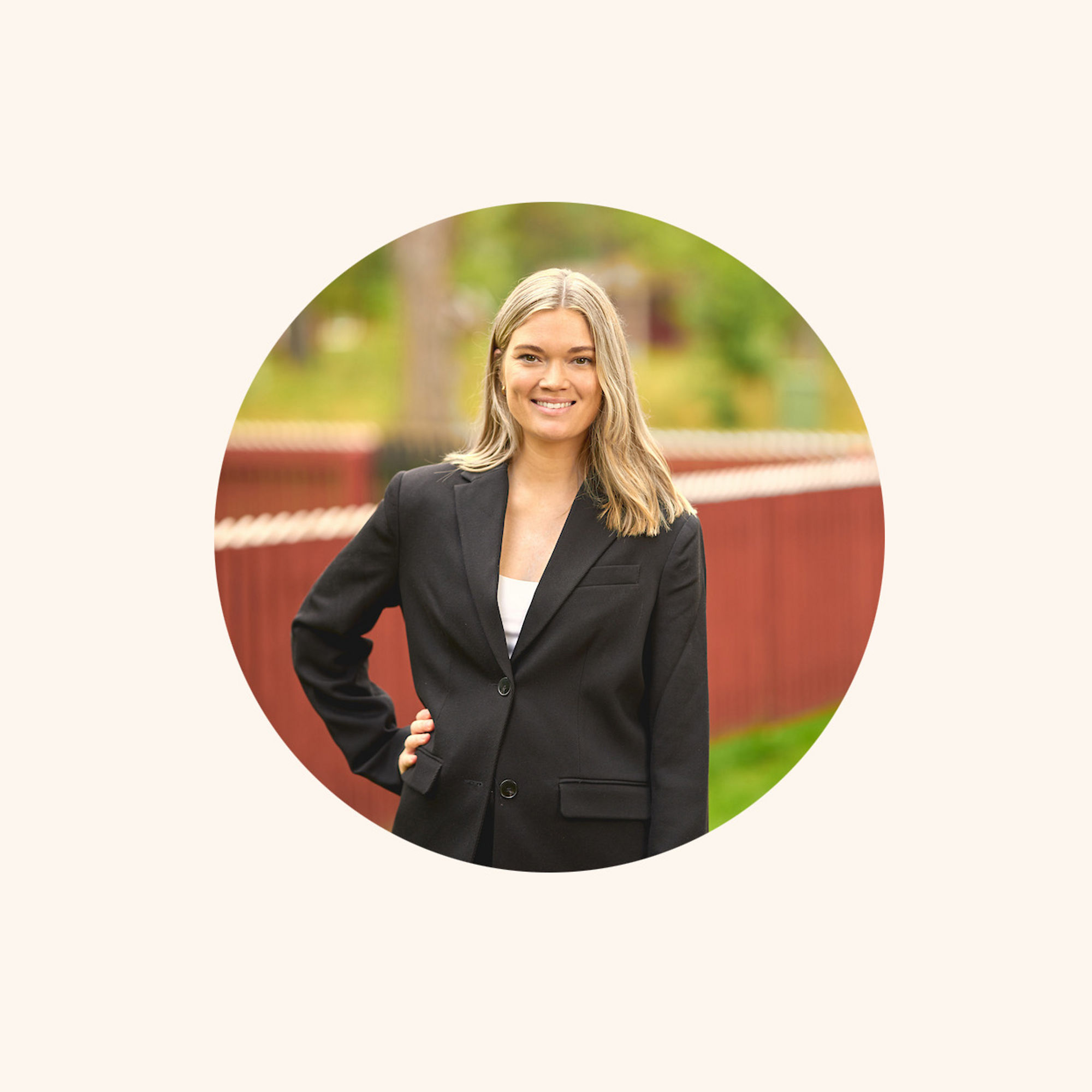 Rund bild på Emilia i utomhusmiljö