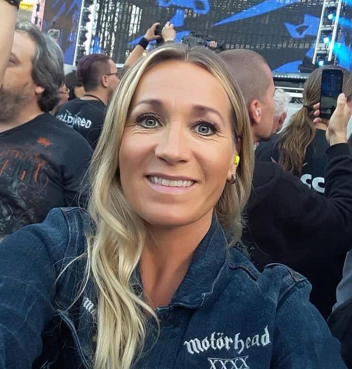 Emma i publikhavet framför en konsertscen