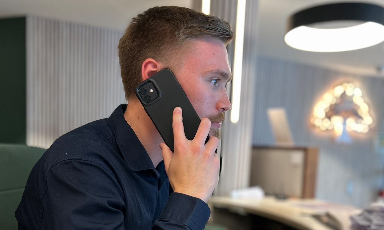 En man pratar i en mobiltelefon.