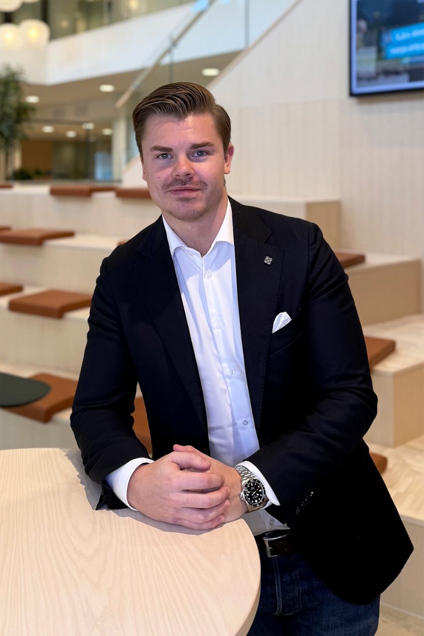 Man tittar in i kameran och ler