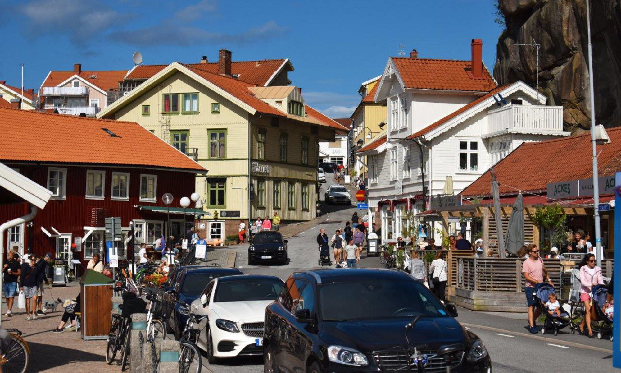 Ett folkfyllt centrum i Fjällbacka