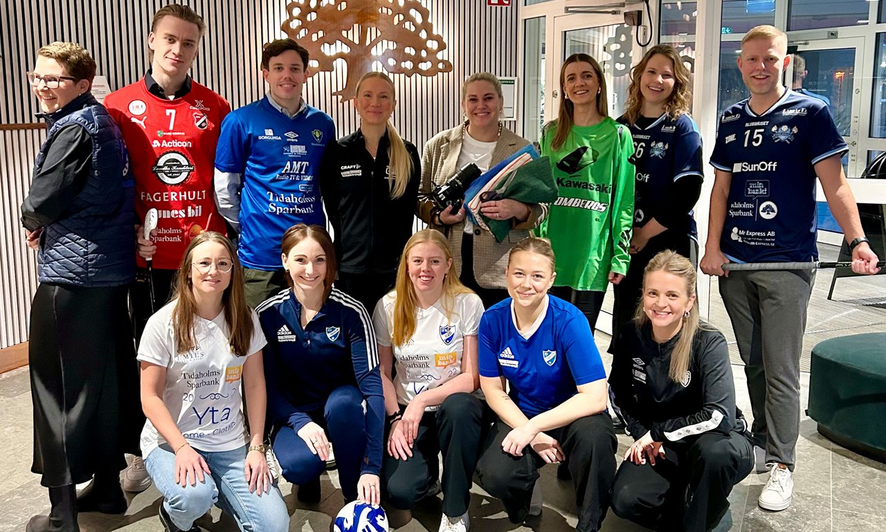 Medarbetare på Tidaholms Sparbank  representerar olika föreningar som banken sponsrar.