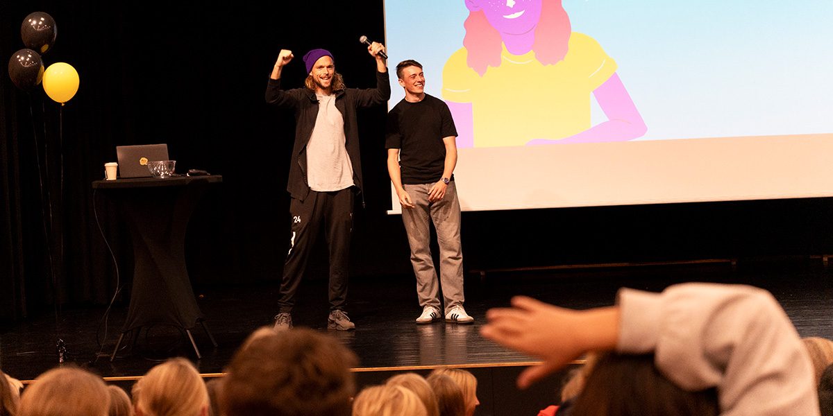 Tom Pettersson och Elliot Stroud på scen vid en föreläsning