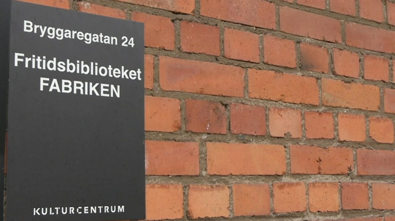 Skylt vid ingången till Fritidsbiblioteket Fabriken i Åtvidaberg