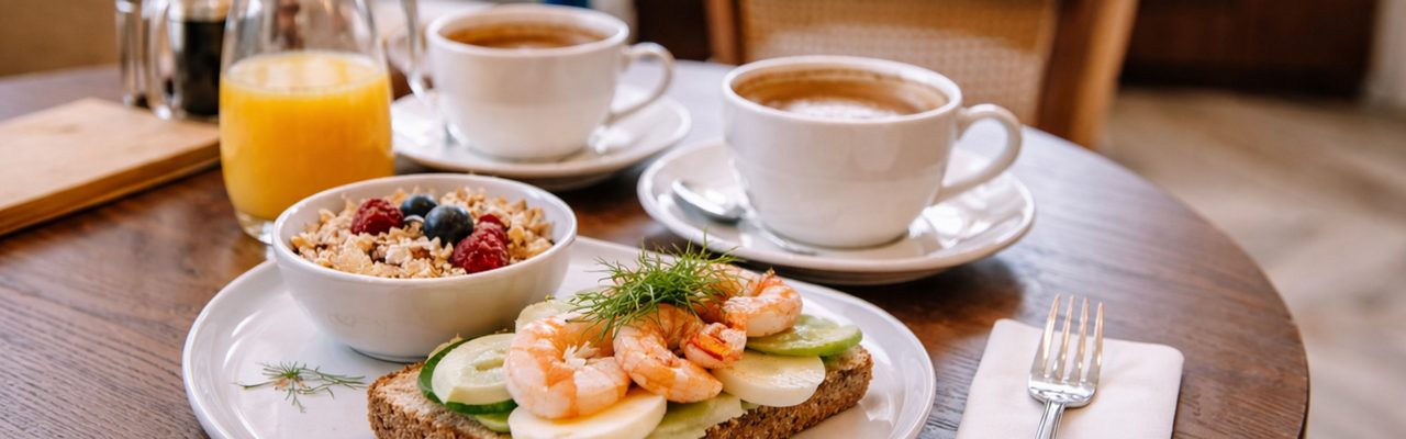 Närbild på en uppdukad frukost i banksalen i Sölvesborg.