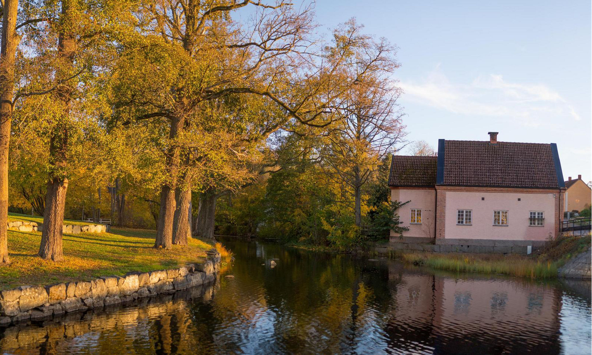 Bild på rosa hus vid vatten