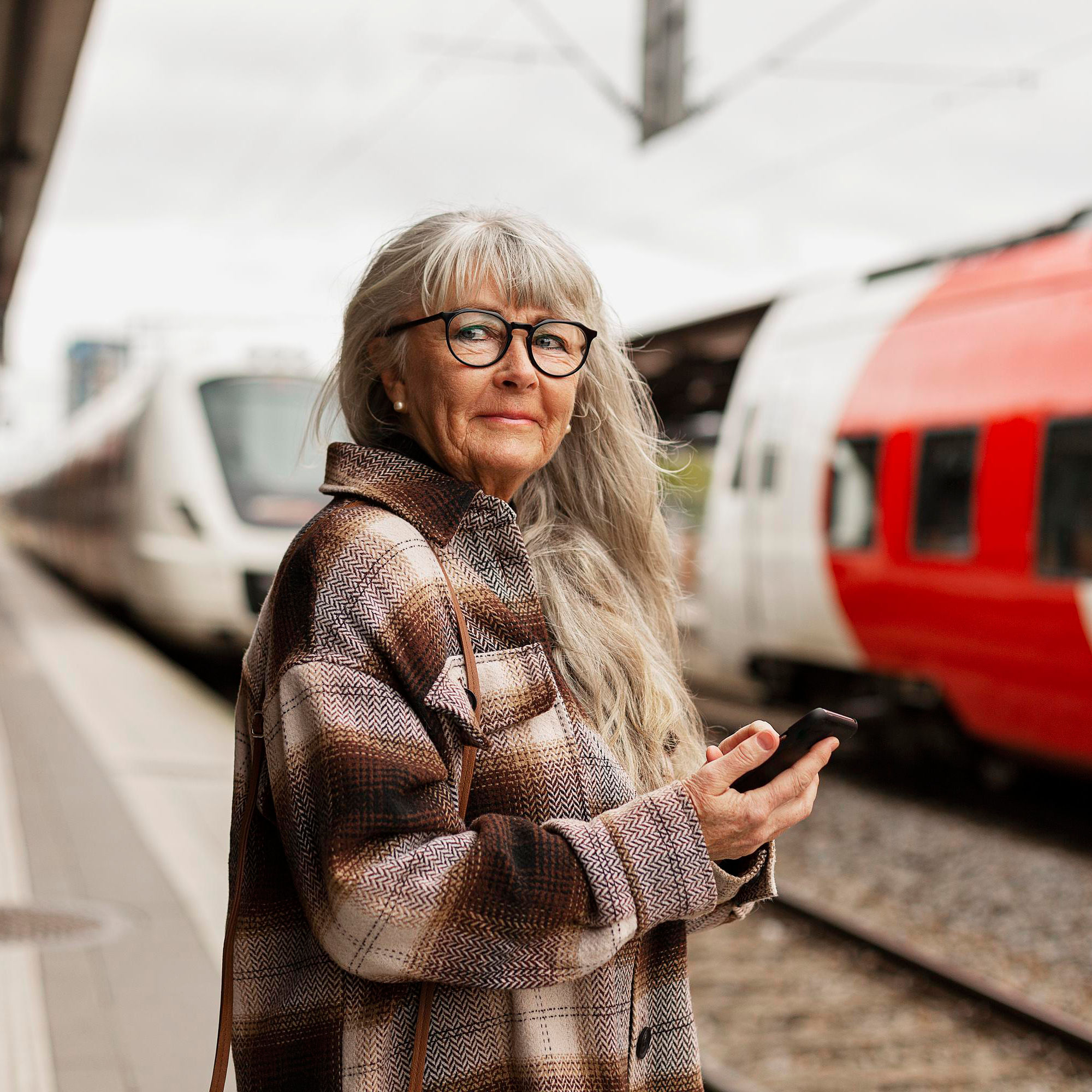 Kvinna som står i dörren till ett rum med armarna i kors