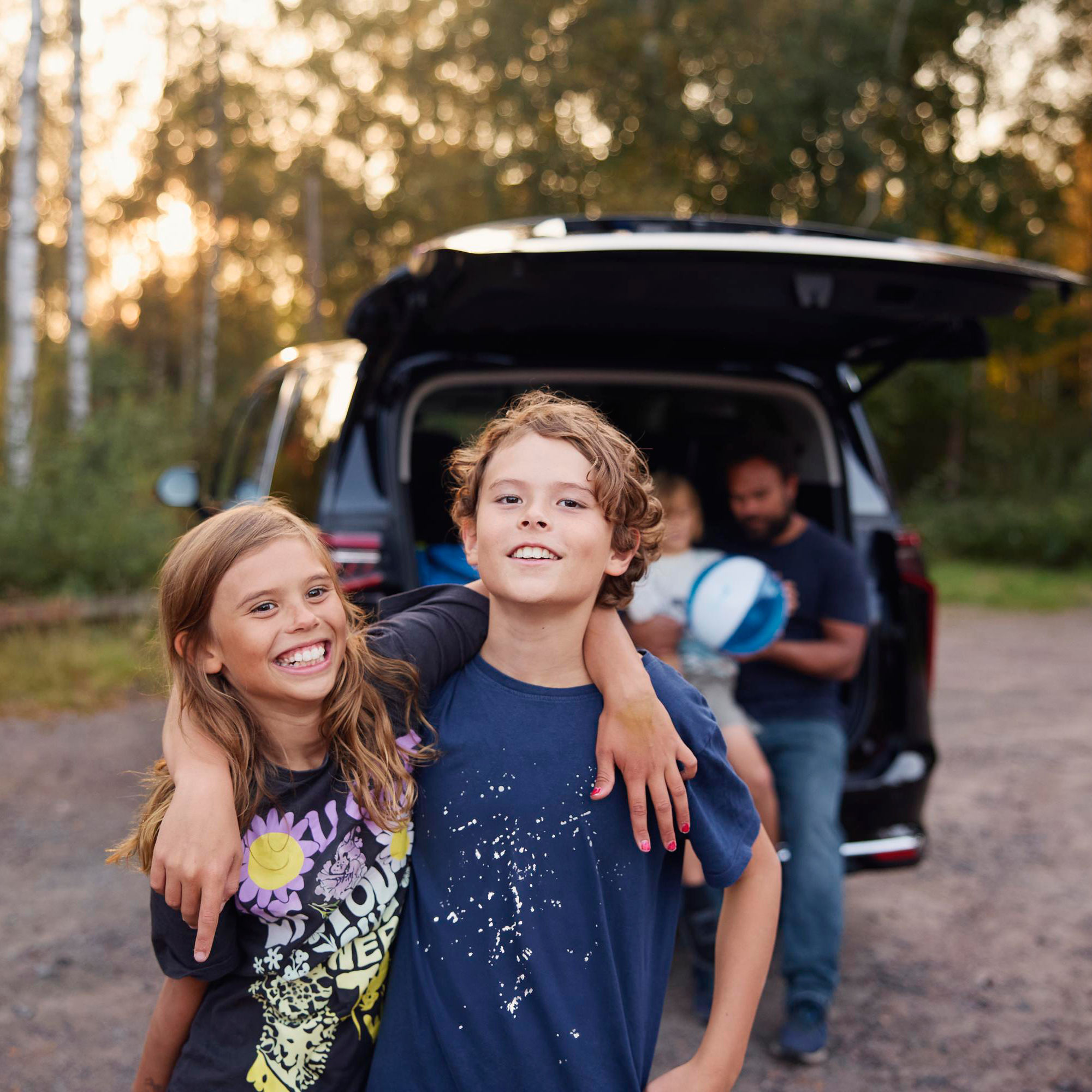 Syskon som håller om varandra