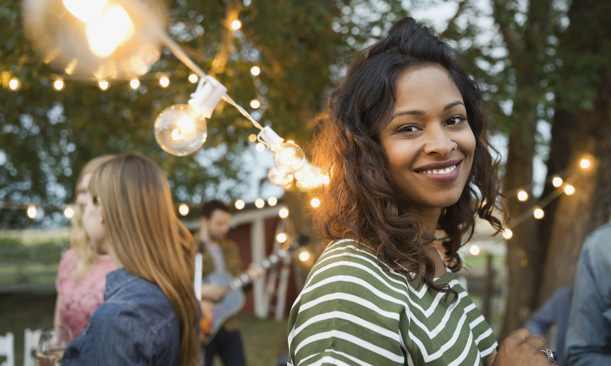 Leende kvinna på en utomhusfest