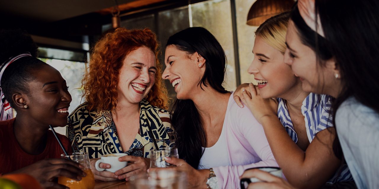 Kvinnor som umgås och skrattar