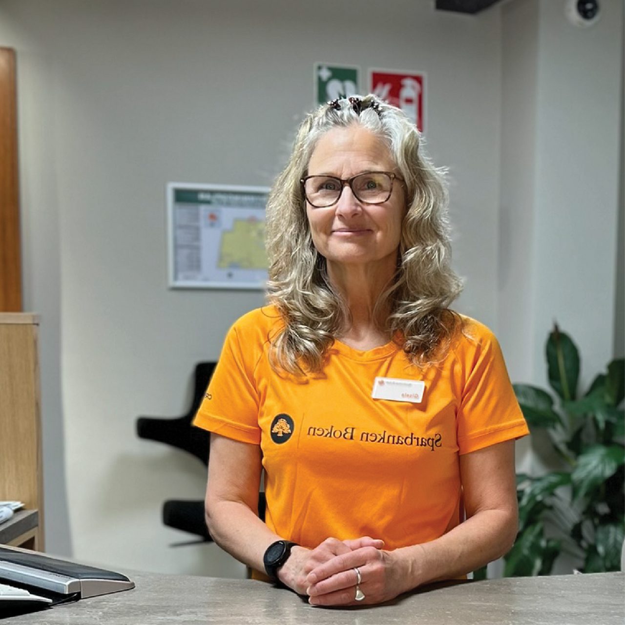 Glad kundtjänstpersonal bakom disken på banken