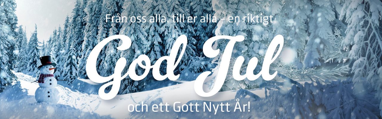 God Jul hälsning i en vintrig skog med en snögubbe