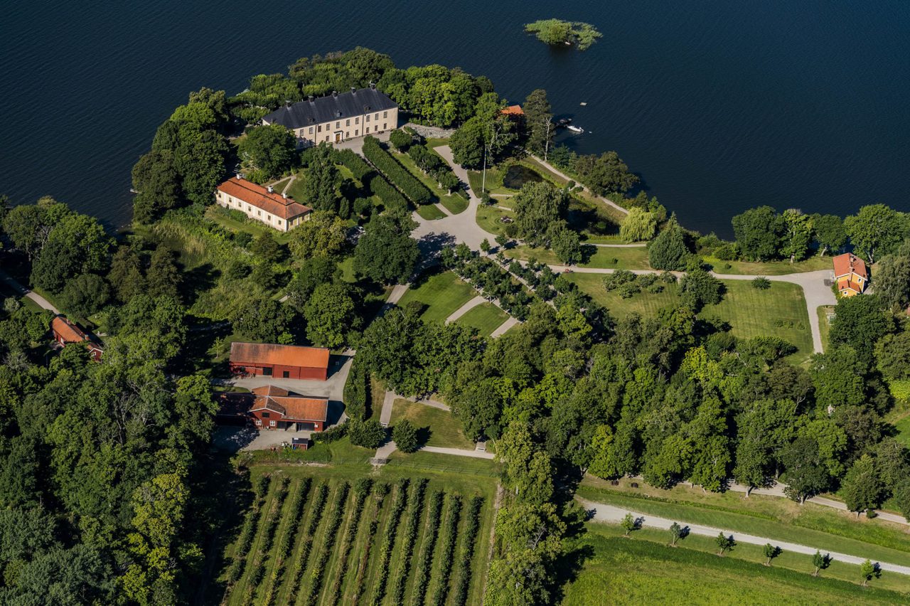 Flygbild över Grönsöö slott och park