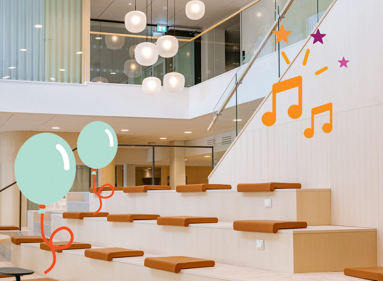 En stor gradängtrappa i trä med dynor och flera hängade lampor, på fotot ligger illustrationer av ballonger, stjärnor och noter