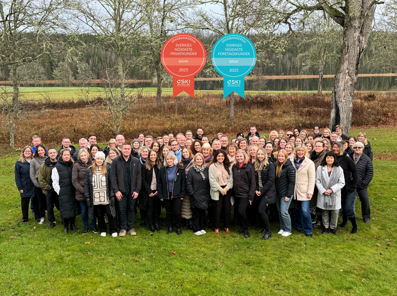 all personal är uppställda på en gräsmatta