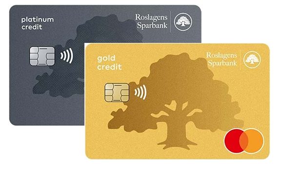 Två kreditkort från Roslagens Sparbank, ett platinafärgat och ett guldfärgat, liggande något omlott. Båda korten visar bankens ek-symbol, chip och kontaktlös betalningsikon samt Mastercard-logotypen på guldkortet.