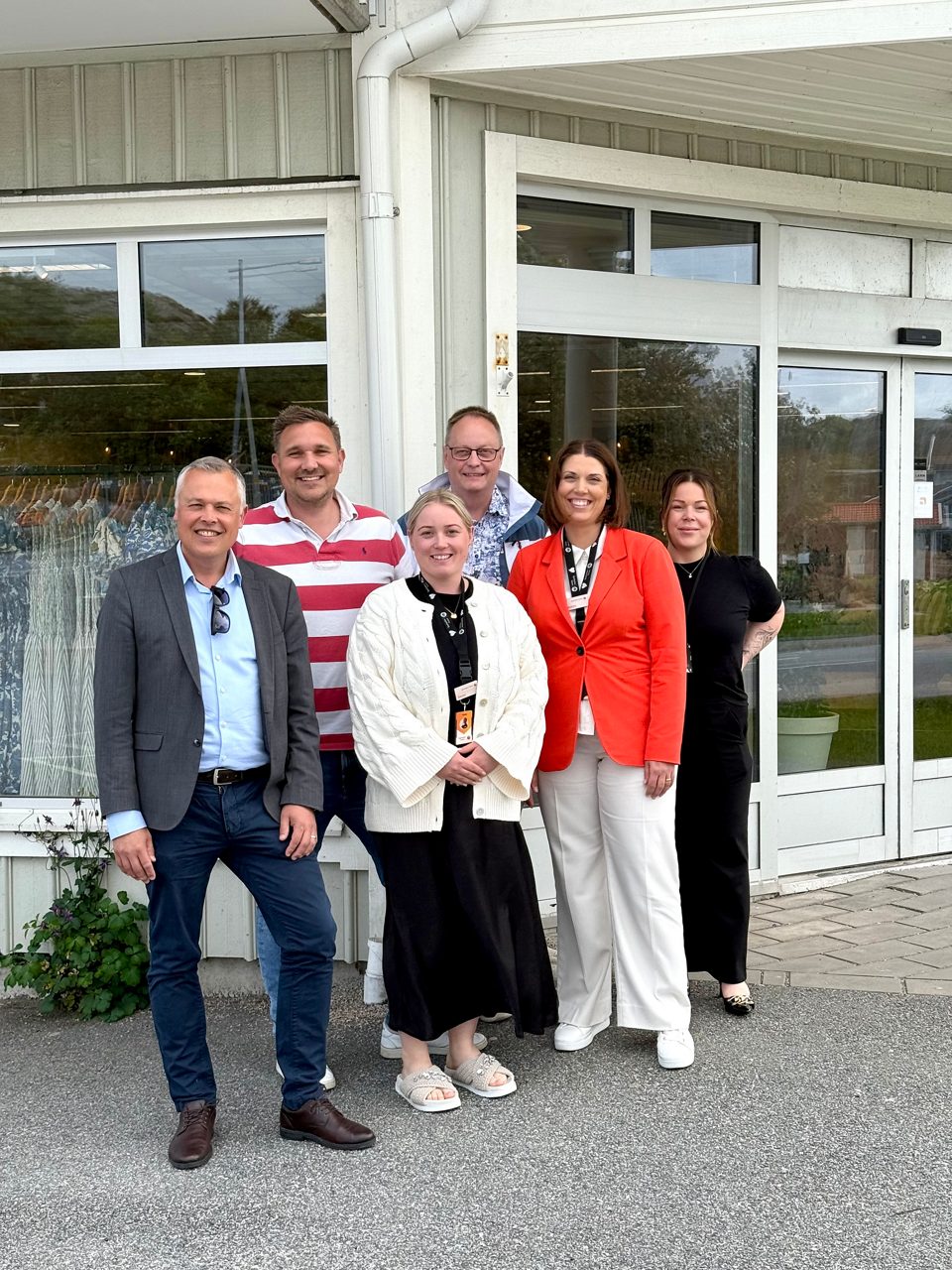 Några ur personalen på Sparbanken Tanum utanför det nya kontoret i Hamburgsund