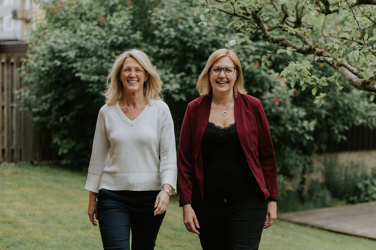 Två glada kvinnliga medarbetare