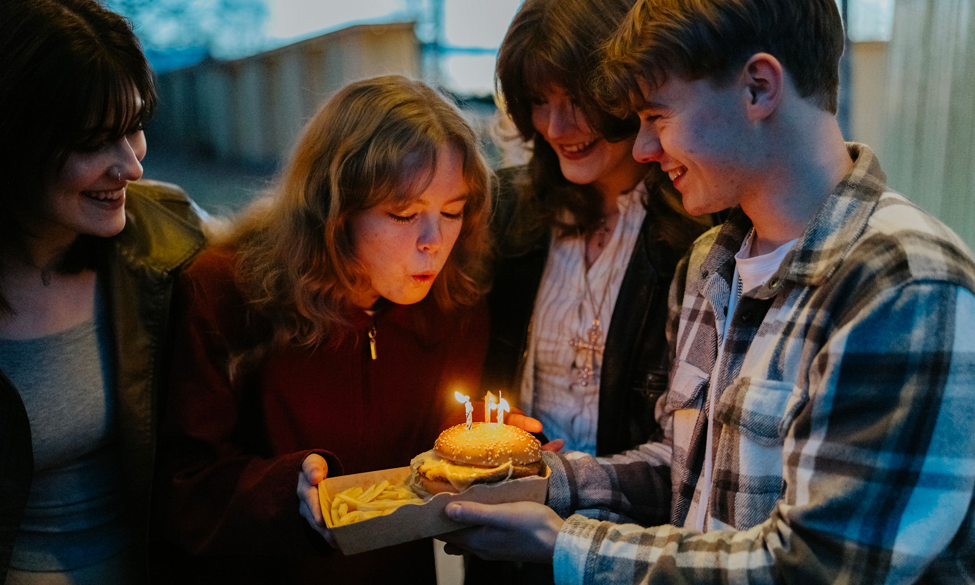 tjej blåser ut ljus