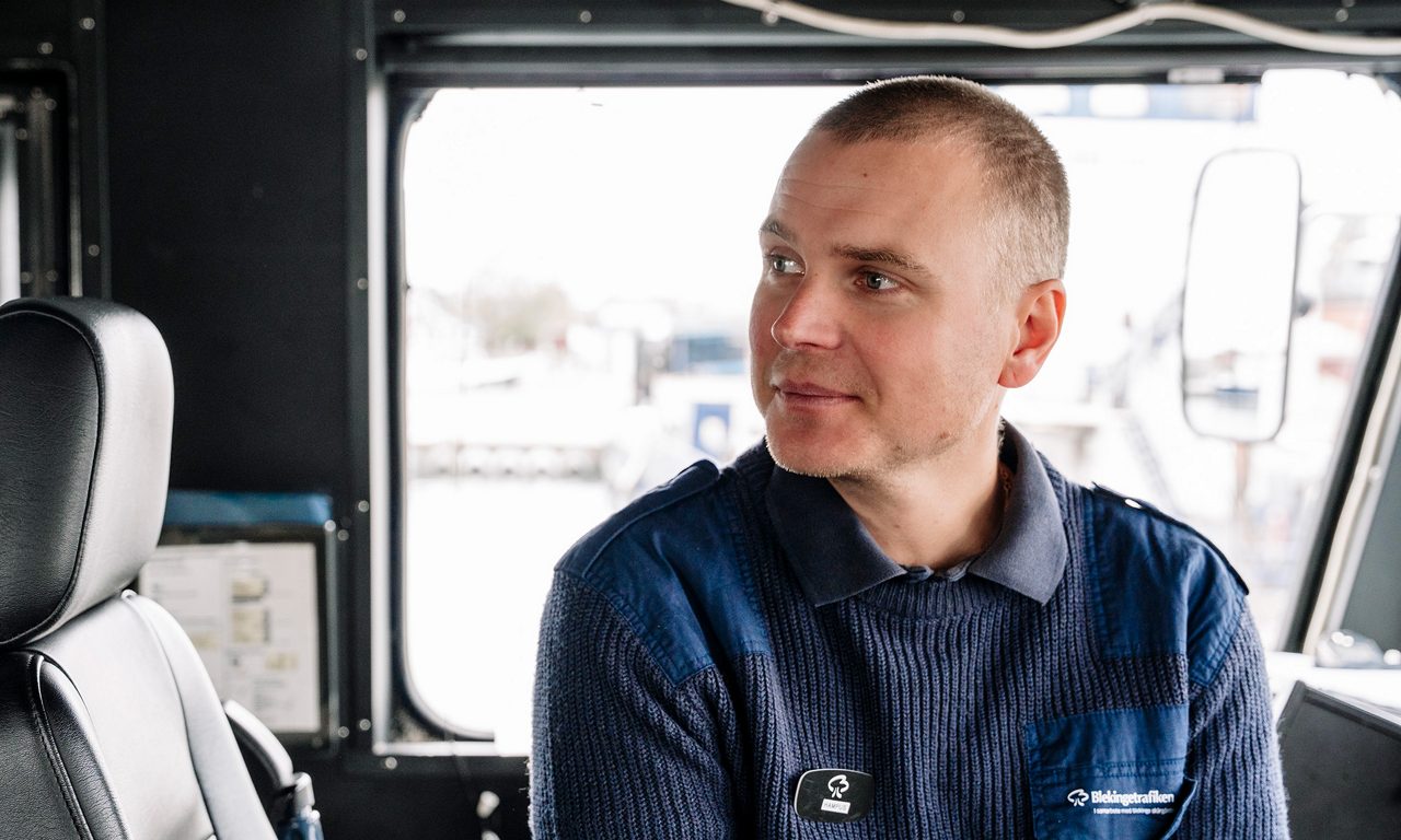 Hampus sitter i Vitaskärs förarsäte