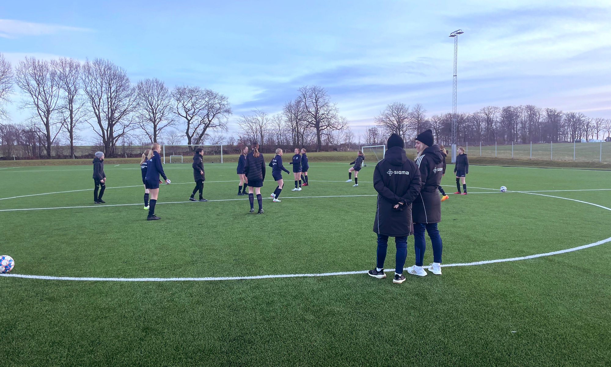 Fotbollsspelare på en fotbollsplan.